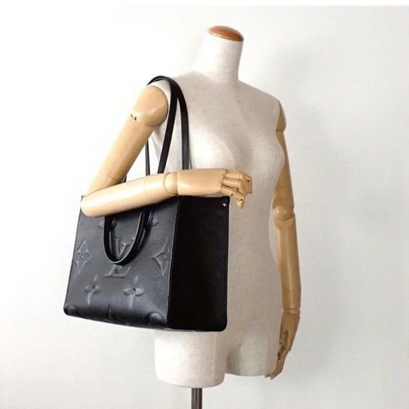 Louis Vuitton Black Monogram ONTHEGO MM Tote - Picture 15 of 16